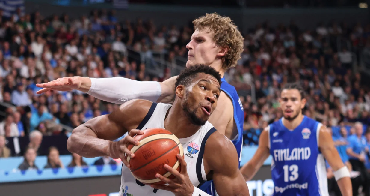 Basketball - FIBA EuroBasket 2025 - Third Place Game - Greece v Finland - Xiaomi Arena, Riga, Latvia - September 14, 2025 Greece's Giannis Antetokounmpo in action with Finland's Lauri Markkanen REUTERS/Yiannis Kourtoglou/Foto: Yiannis Kourtoglou