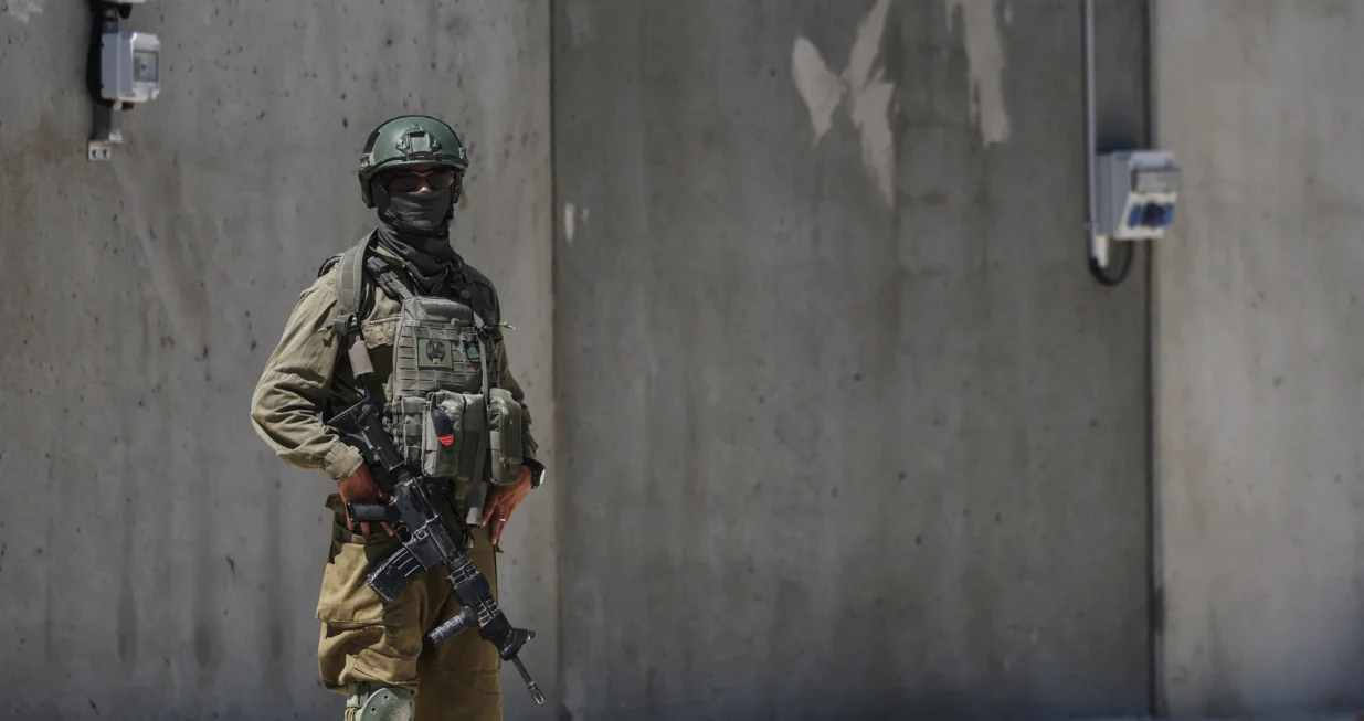 An Israeli soldier stands by during preparations for the opening of a new U.S.-backed Gaza Humanitarian Foundation (GHF) distribution center near the Al-Mawasi area of Khan Younis in the southern Gaza Strip September 10, 2025 REUTERS/Shir Torem EDITOR'S NOTE: REUTERS PHOTOGRAPHS WERE REVIEWED BY THE IDF AS PART OF THE CONDITIONS OF THE EMBED. NO PHOTOS WERE REMOVED./Shir Torem