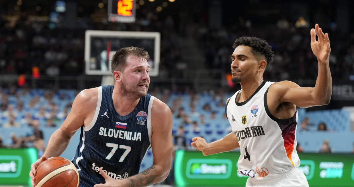 Basketball - FIBA EuroBasket 2025 - Quarter Finals - Germany v Slovenia - Xiaomi Arena, Riga, Latvia - September 10, 2025 Slovenia's Luka Doncic in action with Germany's Maodo Lo REUTERS/Ints Kalnins/Foto: Ints Kalnins