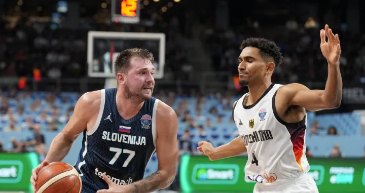 Basketball - FIBA EuroBasket 2025 - Quarter Finals - Germany v Slovenia - Xiaomi Arena, Riga, Latvia - September 10, 2025 Slovenia's Luka Doncic in action with Germany's Maodo Lo REUTERS/Ints Kalnins/Foto: Ints Kalnins