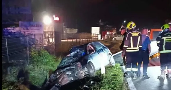 nesreća na putu Tuzla - Orašje, umjestu Uroža - auto sletio s ceste i probio zaštitnu ogradu/Pvj Srebrenik