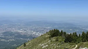 Trebević, vremenska prognoza, sunčan danPogled sa grebena na Sarajevo/