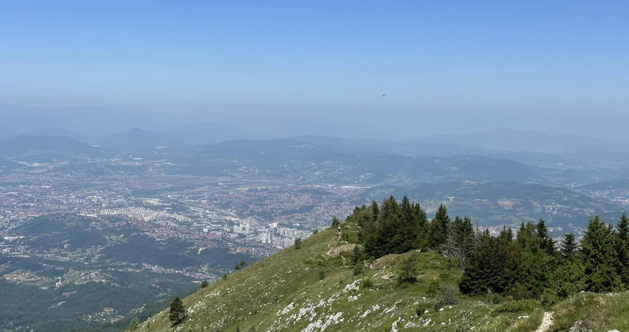 Trebević, vremenska prognoza, sunčan danPogled sa grebena na Sarajevo/