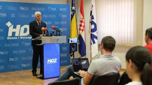 MOSTAR, 21. srpnja (FENA) – Predsjednik HDZ-a i HNS-a BiH Dragan Čović izjavio je u ponedjeljak u Mostaru kako ne podržava bilo kakvo nametanje odluka Visokog predstavnika, naglasivši da izborni zakon trebaju promijeniti oni koji svojataju Bosnu i Hercegovinu za sebe po različitim osnovama i koji su ujedno i najbrojniji narod u zemlji.(Foto FENA/Branka Soldo)/Branka Soldo