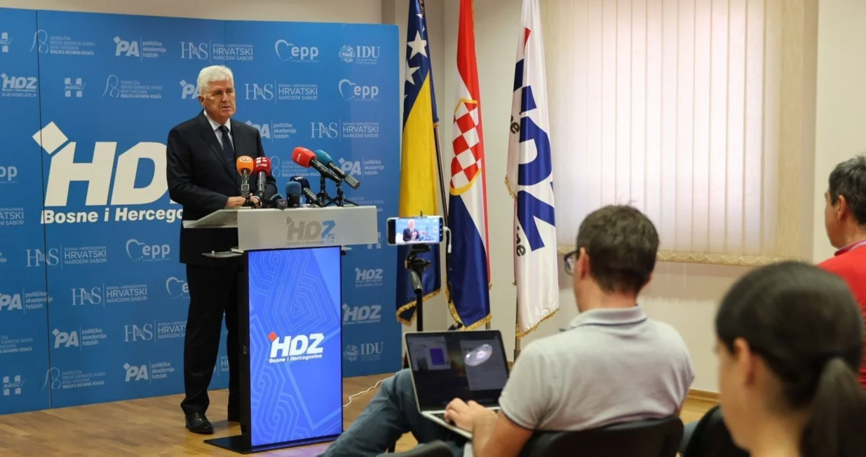 MOSTAR, 21. srpnja (FENA) – Predsjednik HDZ-a i HNS-a BiH Dragan Čović izjavio je u ponedjeljak u Mostaru kako ne podržava bilo kakvo nametanje odluka Visokog predstavnika, naglasivši da izborni zakon trebaju promijeniti oni koji svojataju Bosnu i Hercegovinu za sebe po različitim osnovama i koji su ujedno i najbrojniji narod u zemlji.(Foto FENA/Branka Soldo)/Branka Soldo