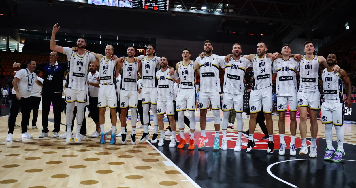 Basketball - FIBA EuroBasket 2025 - Group Phase - Bosnia and Herzegovina v Georgia - Spyros Kyprianou Athletic Center, Limassol, Cyprus - September 4, 2025 Bosnia and Herzegovina players celebrate after the match REUTERS/Yiannis Kourtoglou/Foto: Yiannis Kourtoglou