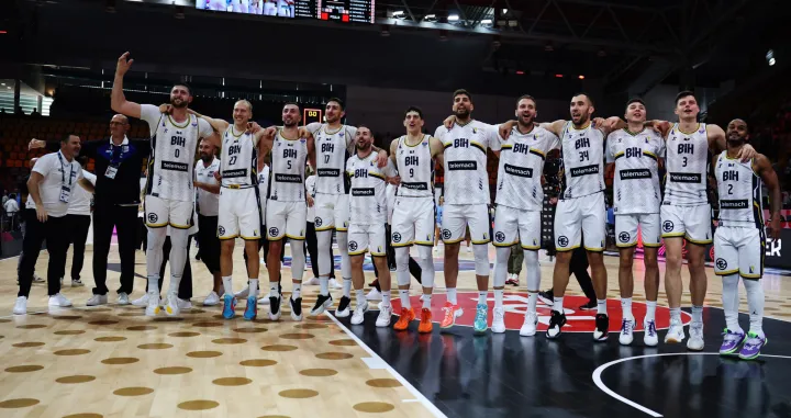Basketball - FIBA EuroBasket 2025 - Group Phase - Bosnia and Herzegovina v Georgia - Spyros Kyprianou Athletic Center, Limassol, Cyprus - September 4, 2025 Bosnia and Herzegovina players celebrate after the match REUTERS/Yiannis Kourtoglou/Foto: Yiannis Kourtoglou