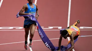World Athletics Championships Tokyo 2025 - Men's Marathon Final - Japan National Stadium, Tokyo, Japan - September 15, 2025 Tanzania's Alphonce Felix Simbu crosses the finish line to win the men's marathon final as second placed Germany's Amanal Petros falls REUTERS/Dylan Martinez/Foto: Dylan Martinez
