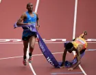 World Athletics Championships Tokyo 2025 - Men's Marathon Final - Japan National Stadium, Tokyo, Japan - September 15, 2025 Tanzania's Alphonce Felix Simbu crosses the finish line to win the men's marathon final as second placed Germany's Amanal Petros falls REUTERS/Dylan Martinez/Foto: Dylan Martinez