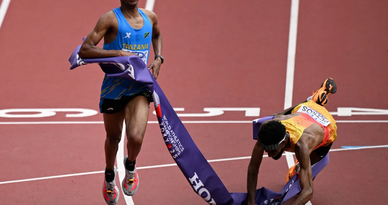 World Athletics Championships Tokyo 2025 - Men's Marathon Final - Japan National Stadium, Tokyo, Japan - September 15, 2025 Tanzania's Alphonce Felix Simbu crosses the finish line to win the men's marathon final as second placed Germany's Amanal Petros falls REUTERS/Dylan Martinez/Foto: Dylan Martinez
