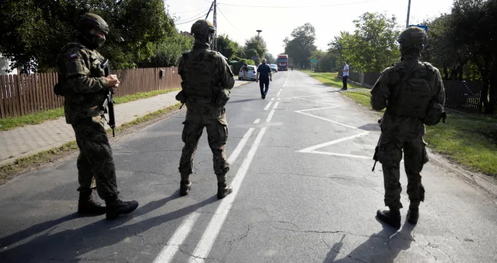 Soldiers patrol the street after a drone or similar object struck a residential building according to local authorities, following violations of Polish airspace during a Russian attack on Ukraine, in Wyryki municipality, Poland September 10, 2025. Agencja Wyborcza.pl/Jakub Orzechowski/via REUTERS ATTENTION EDITORS - THIS IMAGE WAS PROVIDED BY A THIRD PARTY. POLAND OUT. NO COMMERCIAL OR EDITORIAL SALES IN POLAND./Jakub Orzechowski/agencja Wybo