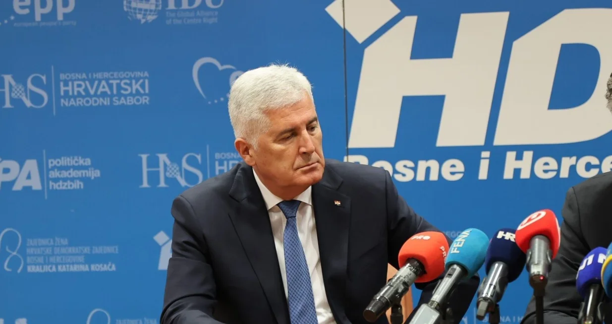 MOSTAR, 18. kolovoza (FENA) – Sa sjednice Predsjedništava Hrvatske demokratske zajednice Bosne i Hercegovine i Hrvatske demokratske zajednice Republike Hrvatske, koja je održana danas u Mostaru, lideri dviju sestrinskih stranaka poručili kako je ključno osigurati funkcionalnosti institucija Bosne i Hercegovine, te izbjeći svaki oblik destabilizacije države. (Foto FENA/Branka Soldo)/Branka Soldo