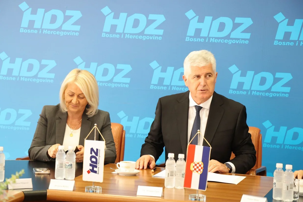 MOSTAR, 15. rujan (FENA) - U Mostaru je u tijeku sjednica Predsjedništava Hrvatske demokratske zajednice Bosne i Hercegovine. (Foto FENA/Mateo Marinović)/Mateo Marinović