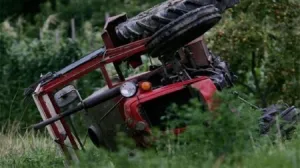 traktor prevrnut/