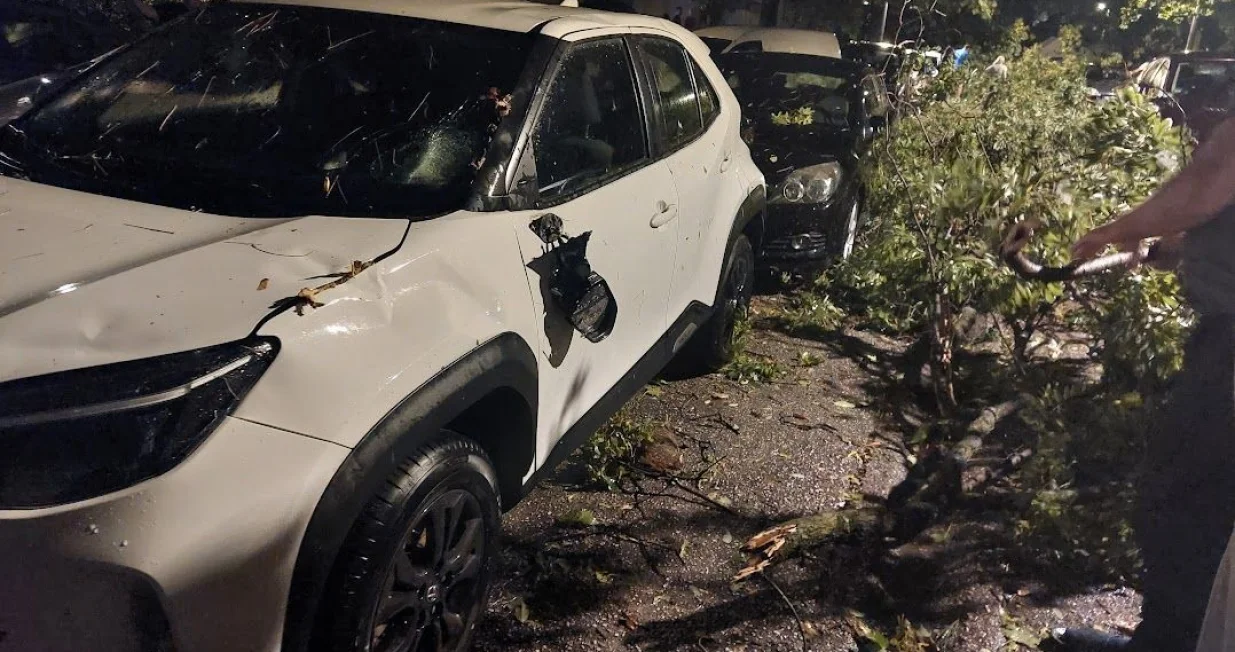 Olujno nevrijeme zahvatilo Mostar, počupano drveće i oštećeni automobili/Roland Grabovac