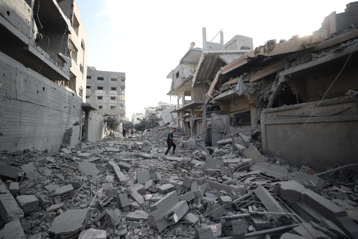 GAZA GRAD, GAZA - 8. SEPTEMBAR: MuЕЎkarac tuguje nakon ЕЎto je kuД‡a koja pripada porodici Duafi u ulici Yarmouk u naselju Nefaq u gradu Gazi pretrpjela veliku ЕЎtetu u napadu izraelske vojske u ranim jutarnjim satima 8. septembra 2025. godine.Dok se napori da se doД'e do Palestinaca zarobljenih pod ruЕЎevinama nastavljaju, prijavljena su opseЕѕna razaranja u tom podruДЌju. (Khames Alrefi - Anadolu Agency)/