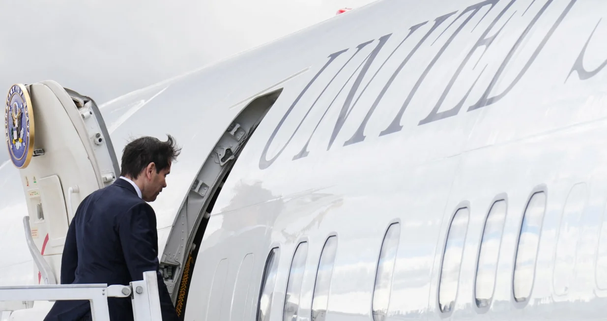Secretary of State Marco Rubio boards his plane on departure from Quito, Ecuador, Thursday, Sep. 4, 2025. Jacquelyn Martin/Pool via REUTERS/Jacquelyn Martin