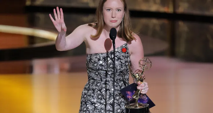 Hannah Einbinder accepts the award for Supporting Actress in a Comedy Series for "Hacks" at the 77th Primetime Emmy Awards in Los Angeles, California, U.S., September 14, 2025. REUTERS/Mike Blake/Mike Blake