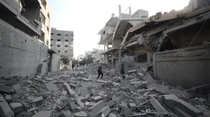 GAZA GRAD, GAZA - 8. SEPTEMBAR: MuЕЎkarac tuguje nakon ЕЎto je kuД‡a koja pripada porodici Duafi u ulici Yarmouk u naselju Nefaq u gradu Gazi pretrpjela veliku ЕЎtetu u napadu izraelske vojske u ranim jutarnjim satima 8. septembra 2025. godine.Dok se napori da se doД'e do Palestinaca zarobljenih pod ruЕЎevinama nastavljaju, prijavljena su opseЕѕna razaranja u tom podruДЌju. (Khames Alrefi - Anadolu Agency)/