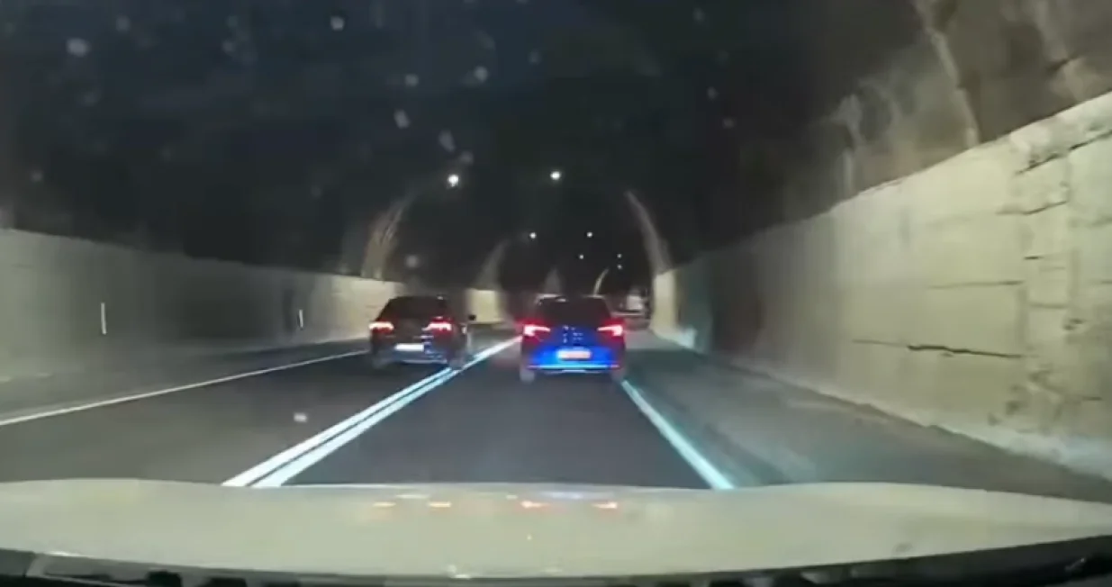 Tunel između Mostara i Jablanice - Vozač Passata preticao u tunelu i udario drugi automobil. Nakon toga pobjegao sa lica mjesta/Screenshot