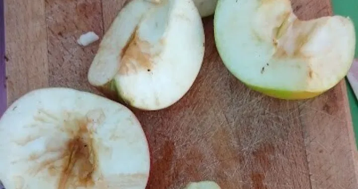 Očišćene jabuke spremne za rezanje/