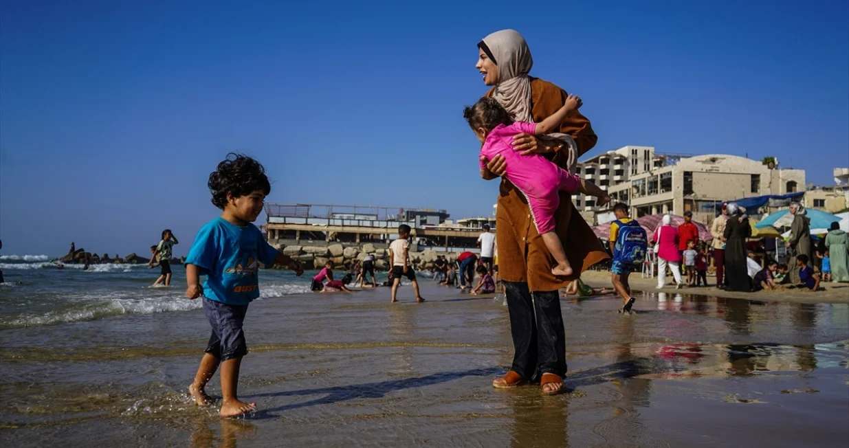 Tridesetjednogodi&scaron;nja Madleen Kullab, jedina žena ribar u Gazi, nastavlja brinuti o djeci i slovi za simbol neslomivog otpora Palestinki.Madleen je žena po kojoj je ime dobio humanitarni brod "Madleen", pokrenut od strane koalicije Freedom Flotilla/Anas Zeyad Fteha