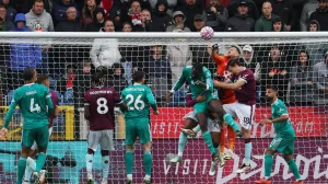 Soccer Football - Premier League - Burnley v Liverpool - Turf Moor, Burnley, Britain - September 14, 2025 Burnley's Martin Dubravka and Burnley's Hjalmar Ekdal in action with Liverpool's Ibrahima Konate Action Images via Reuters/Lee Smith EDITORIAL USE ONLY. NO USE WITH UNAUTHORIZED AUDIO, VIDEO, DATA, FIXTURE LISTS, CLUB/LEAGUE LOGOS OR 'LIVE' SERVICES. ONLINE IN-MATCH USE LIMITED TO 120 IMAGES, NO VIDEO EMULATION. NO USE IN BETTING, GAMES OR SINGLE CLUB/LEAGUE/PLAYER PUBLICATIONS. PLEASE CONTACT YOUR ACCOUNT REPRESENTATIVE FOR FURTHER DETAILS../Foto: Lee Smith