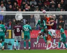 Soccer Football - Premier League - Burnley v Liverpool - Turf Moor, Burnley, Britain - September 14, 2025 Burnley's Martin Dubravka and Burnley's Hjalmar Ekdal in action with Liverpool's Ibrahima Konate Action Images via Reuters/Lee Smith EDITORIAL USE ONLY. NO USE WITH UNAUTHORIZED AUDIO, VIDEO, DATA, FIXTURE LISTS, CLUB/LEAGUE LOGOS OR 'LIVE' SERVICES. ONLINE IN-MATCH USE LIMITED TO 120 IMAGES, NO VIDEO EMULATION. NO USE IN BETTING, GAMES OR SINGLE CLUB/LEAGUE/PLAYER PUBLICATIONS. PLEASE CONTACT YOUR ACCOUNT REPRESENTATIVE FOR FURTHER DETAILS../Foto: Lee Smith