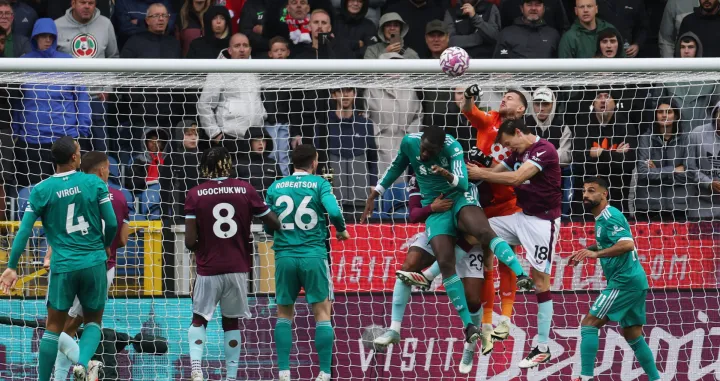 Soccer Football - Premier League - Burnley v Liverpool - Turf Moor, Burnley, Britain - September 14, 2025 Burnley's Martin Dubravka and Burnley's Hjalmar Ekdal in action with Liverpool's Ibrahima Konate Action Images via Reuters/Lee Smith EDITORIAL USE ONLY. NO USE WITH UNAUTHORIZED AUDIO, VIDEO, DATA, FIXTURE LISTS, CLUB/LEAGUE LOGOS OR 'LIVE' SERVICES. ONLINE IN-MATCH USE LIMITED TO 120 IMAGES, NO VIDEO EMULATION. NO USE IN BETTING, GAMES OR SINGLE CLUB/LEAGUE/PLAYER PUBLICATIONS. PLEASE CONTACT YOUR ACCOUNT REPRESENTATIVE FOR FURTHER DETAILS../Foto: Lee Smith