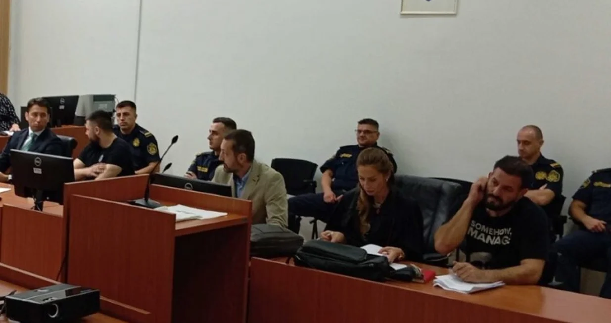 panteri u sudnici sa advokatima/Detektor