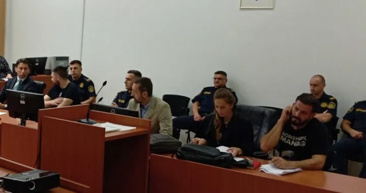 panteri u sudnici sa advokatima/Detektor