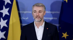 SARAJEVO, 3. septembra (FENA) - Ministar komunikacija i prometa Bosne i Hercegovine Edin Forto je izrazio zadovoljstvo što je postignut dogovor sa prevoznicima koji su prethodnih dana blokirali promet u BiH. Cilj je jasan, poručio je, moramo uraditi sve što je potrebno da olakšamo našim firmama da rade na evropskom tržištu. (Foto FENA/Almir Razić)/Almir Razić