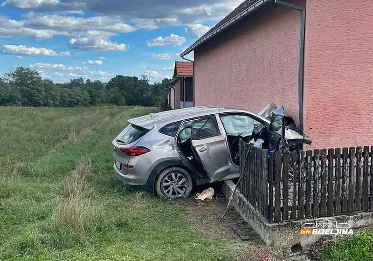 Nesreća u mjestu Glavičorak u Bijeljini, automobilom se zabio u kuću i poginuo//