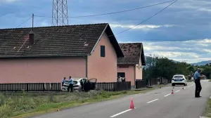 Nesreća u mjestu Glavičorak u Bijeljini, automobilom se zabio u kuću i poginuo//