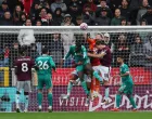 Soccer Football - Premier League - Burnley v Liverpool - Turf Moor, Burnley, Britain - September 14, 2025 Burnley's Martin Dubravka and Burnley's Hjalmar Ekdal in action with Liverpool's Ibrahima Konate Action Images via Reuters/Lee Smith EDITORIAL USE ONLY. NO USE WITH UNAUTHORIZED AUDIO, VIDEO, DATA, FIXTURE LISTS, CLUB/LEAGUE LOGOS OR 'LIVE' SERVICES. ONLINE IN-MATCH USE LIMITED TO 120 IMAGES, NO VIDEO EMULATION. NO USE IN BETTING, GAMES OR SINGLE CLUB/LEAGUE/PLAYER PUBLICATIONS. PLEASE CONTACT YOUR ACCOUNT REPRESENTATIVE FOR FURTHER DETAILS../Foto: Lee Smith