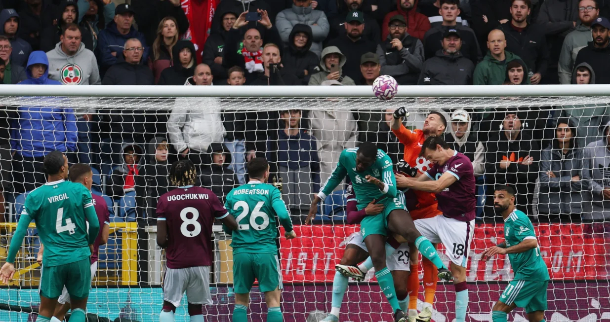 Soccer Football - Premier League - Burnley v Liverpool - Turf Moor, Burnley, Britain - September 14, 2025 Burnley's Martin Dubravka and Burnley's Hjalmar Ekdal in action with Liverpool's Ibrahima Konate Action Images via Reuters/Lee Smith EDITORIAL USE ONLY. NO USE WITH UNAUTHORIZED AUDIO, VIDEO, DATA, FIXTURE LISTS, CLUB/LEAGUE LOGOS OR 'LIVE' SERVICES. ONLINE IN-MATCH USE LIMITED TO 120 IMAGES, NO VIDEO EMULATION. NO USE IN BETTING, GAMES OR SINGLE CLUB/LEAGUE/PLAYER PUBLICATIONS. PLEASE CONTACT YOUR ACCOUNT REPRESENTATIVE FOR FURTHER DETAILS../Foto: Lee Smith