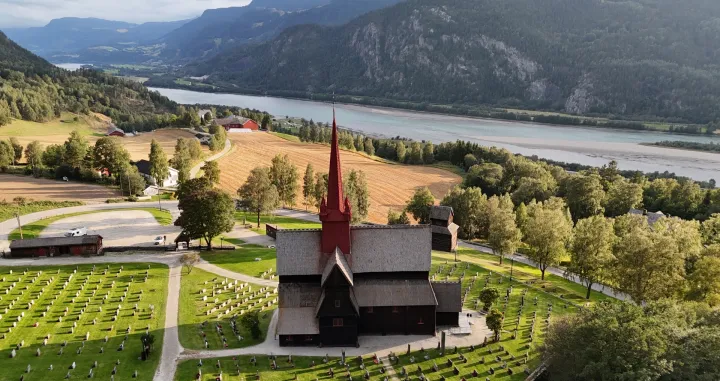 INNLANDET, NORVEŠKA - 27. AVGUST: Ringebu drvena crkva iz 13. vijeka i 2.500 godina staro pagansko ceremonijalno mjesto Tolvsteinsringen stoje jedan pored drugog u norveškoj regiji Innlandet, odražavajući dva različita doba vjere i arhitekture, 27. augusta 2025.Jedan pored drugog, crkva i kameni krug utjelovljuju norvešku kulturnu i vjersku historiju. (Ahmet Talha Duran - Anadolu Agency)/