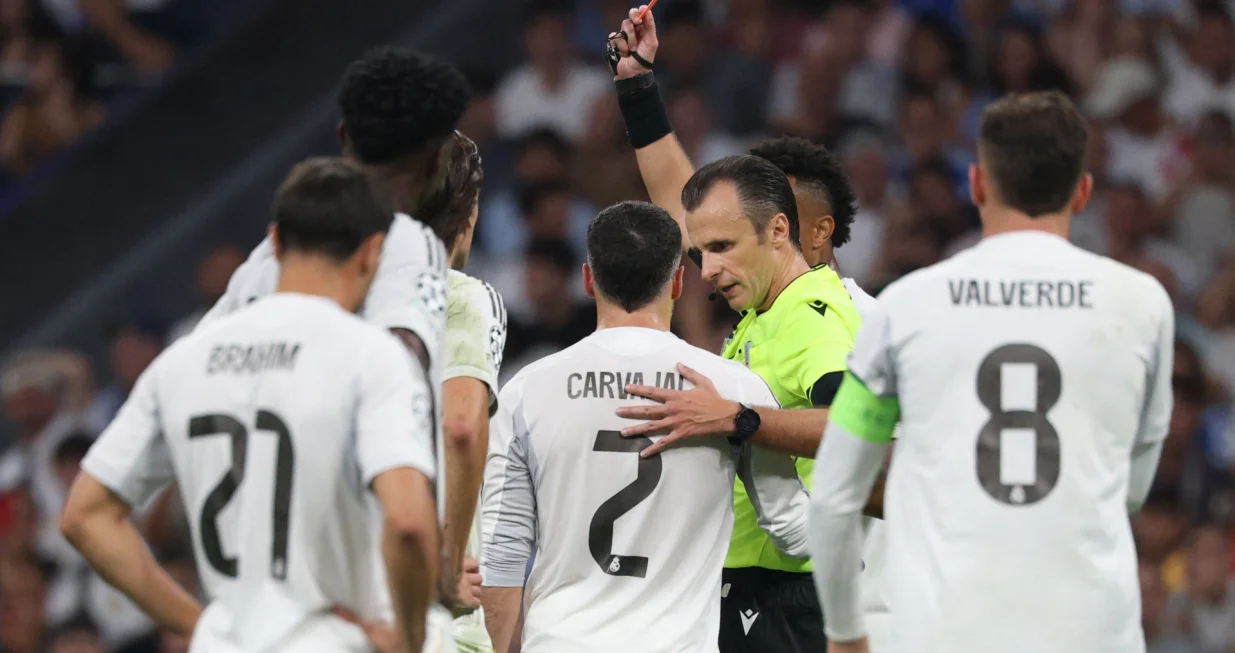 Soccer Football - UEFA Champions League - Real Madrid v Olympique de Marseille - Santiago Bernabeu, Madrid, Spain - September 16, 2025 Real Madrid's Dani Carvajal is shown a red card by referee Irfan Peljto following a VAR review REUTERS/Juan Medina/Foto: Juan Medina