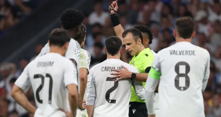 Soccer Football - UEFA Champions League - Real Madrid v Olympique de Marseille - Santiago Bernabeu, Madrid, Spain - September 16, 2025 Real Madrid's Dani Carvajal is shown a red card by referee Irfan Peljto following a VAR review REUTERS/Juan Medina/Foto: Juan Medina