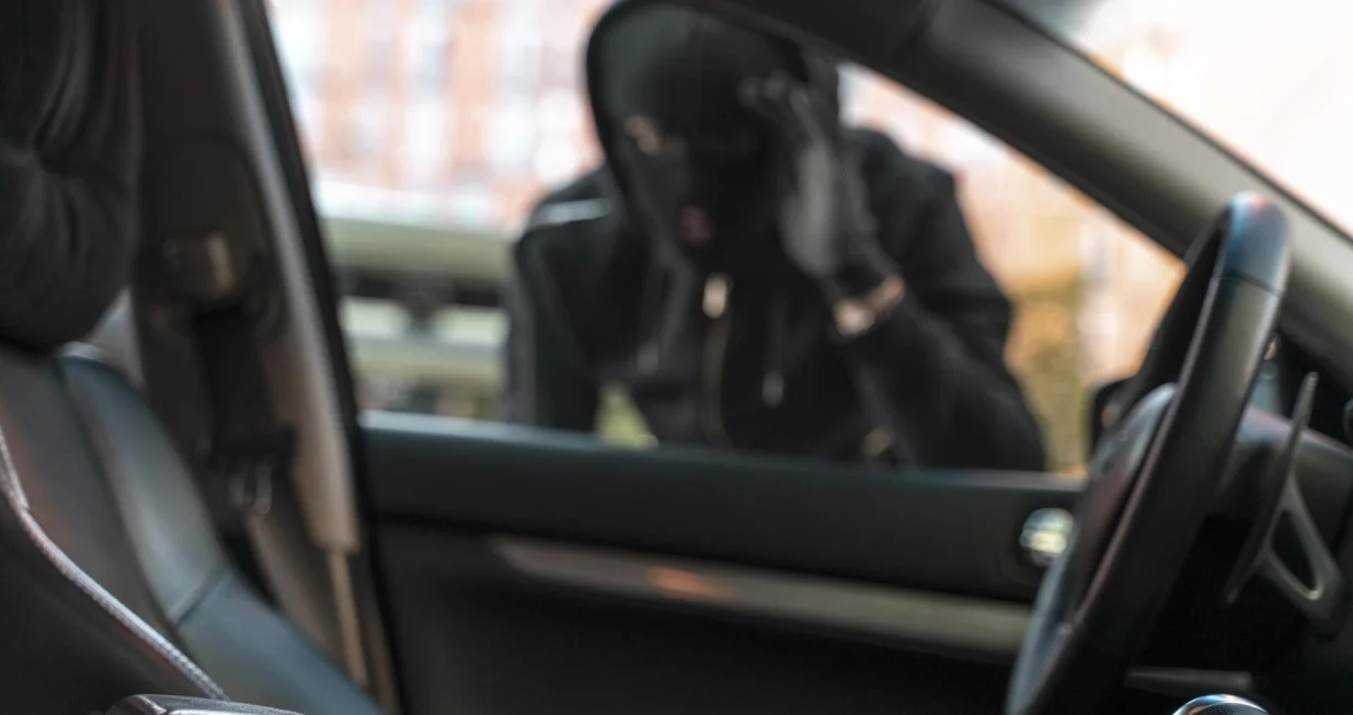 krađa auta, obijanje auta, pokušaj krađe auta ilustracija/Freepik/Freepik