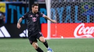 Sep 13, 2025; Charlotte, North Carolina, USA; Inter Miami forward Lionel Messi (10) brings the ball upfield against the Charlotte FC during the first half at Bank of America Stadium. Mandatory Credit: Scott Kinser-Imagn Images/Foto: Scott Kinser