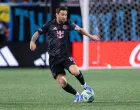 Sep 13, 2025; Charlotte, North Carolina, USA; Inter Miami forward Lionel Messi (10) brings the ball upfield against the Charlotte FC during the first half at Bank of America Stadium. Mandatory Credit: Scott Kinser-Imagn Images/Foto: Scott Kinser