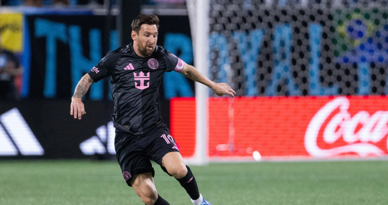 Sep 13, 2025; Charlotte, North Carolina, USA; Inter Miami forward Lionel Messi (10) brings the ball upfield against the Charlotte FC during the first half at Bank of America Stadium. Mandatory Credit: Scott Kinser-Imagn Images/Foto: Scott Kinser