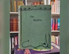 Tokom čišćenja kuće rijetki Tolkienov klasik umalo završio u smeću, a onda otkrivena njegova prava vrijednostTekst:Rijetko prvo izdanje J.R.R. Tolkienove knjige Hobit otkriveno je slučajno tokom čišćenja kuće u Bristolu, a na aukciji u Bathu prodano je za impresivnih 43.000 funti./