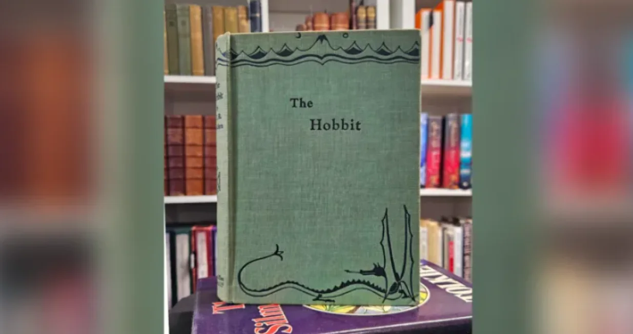 Tokom čišćenja kuće rijetki Tolkienov klasik umalo završio u smeću, a onda otkrivena njegova prava vrijednostTekst:Rijetko prvo izdanje J.R.R. Tolkienove knjige Hobit otkriveno je slučajno tokom čišćenja kuće u Bristolu, a na aukciji u Bathu prodano je za impresivnih 43.000 funti./