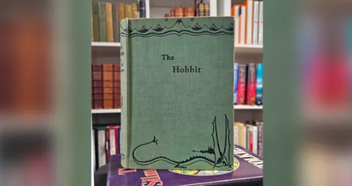 Tokom čišćenja kuće rijetki Tolkienov klasik umalo završio u smeću, a onda otkrivena njegova prava vrijednostTekst:Rijetko prvo izdanje J.R.R. Tolkienove knjige Hobit otkriveno je slučajno tokom čišćenja kuće u Bristolu, a na aukciji u Bathu prodano je za impresivnih 43.000 funti./