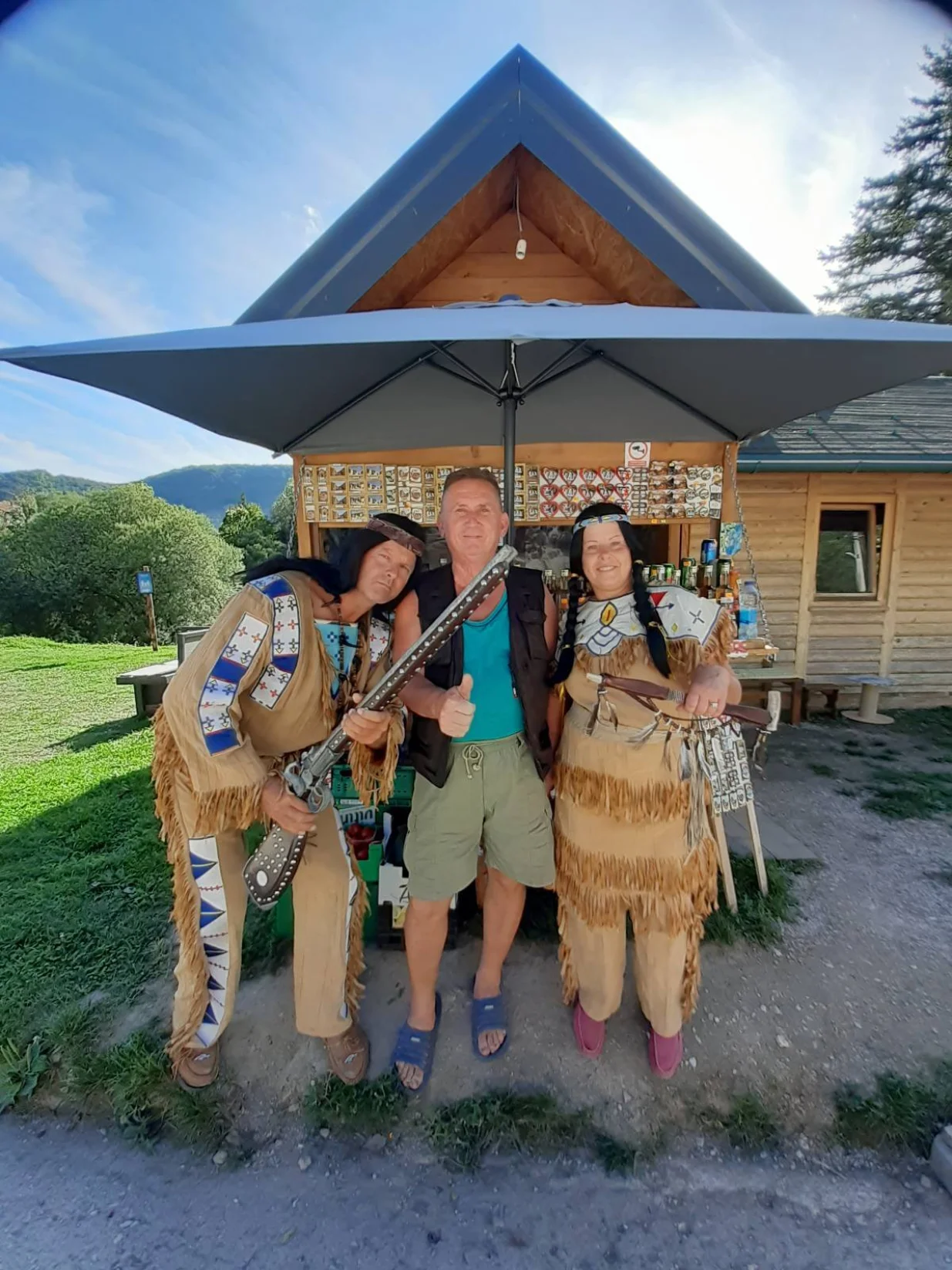 Gosti parka u kostimima indijanaca/