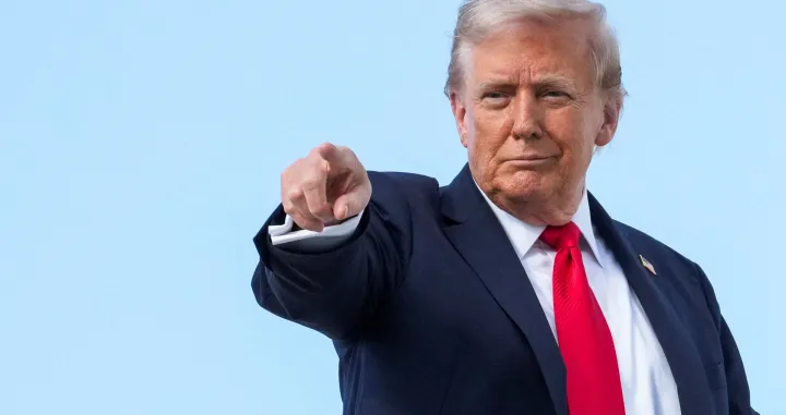 U.S. President Donald Trump gestures, while he boards Air Force One, as he departs for New York at Joint Base Andrews, Maryland, U.S., September 11, 2025. REUTERS/Ken Cedeno  TPX IMAGES OF THE DAY/Ken Cedeno