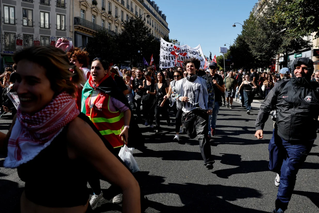 Young protesters run during a demonstration in Paris as part of a day of nationwide strikes and protests against the government and cuts in the next budget, with supporters of the "Bloquons Tout" (Let's Block Everything) movement, France, September 18, 2025. REUTERS/Stephanie Lecocq  TPX IMAGES OF THE DAY/Stephanie Lecocq