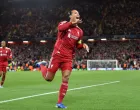 Soccer Football - UEFA Champions League - Liverpool v Atletico Madrid - Anfield, Liverpool, Britain - September 17, 2025 Liverpool's Virgil van Dijk celebrates scoring their third goal REUTERS/Peter Powell/Foto: Peter Powell
